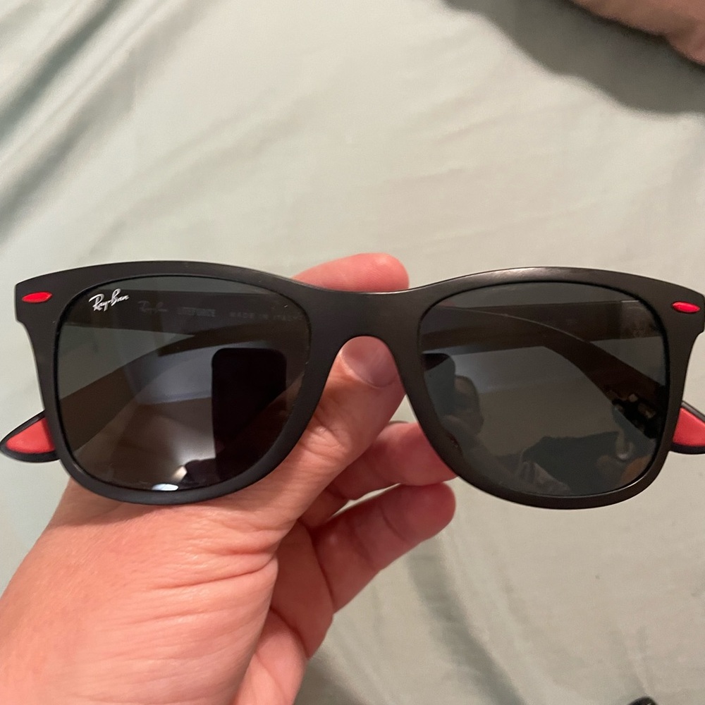 Ray-Ban Ferrari collection

RB4195M SCUDERIA FERRARI COLLECTION